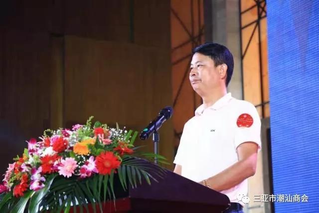 团联谊年会筹委会总顾问刘名启寄语商会领导上台祝酒热闹欢腾的晚宴上