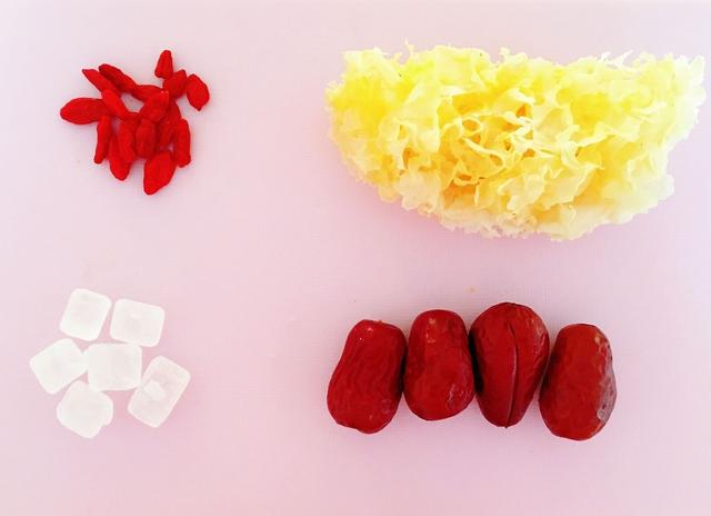 教你一款美味的銀耳紅棗湯，每天喝上一碗，美容養(yǎng)顏氣色好！