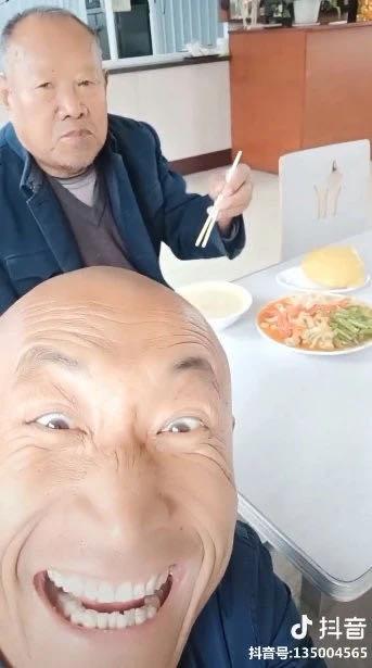 为了帮“奥利给”大叔刷礼物，上万人在凌晨蹲守他的直播...