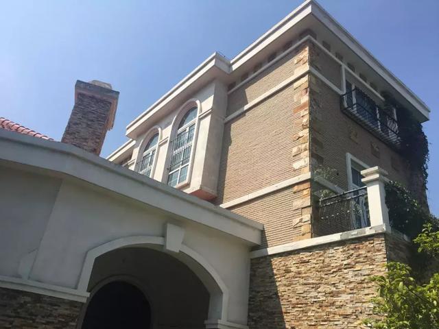 区别于现在常见豪宅的一整块石材外立面,湖森堡会以各类石材分别堆砌