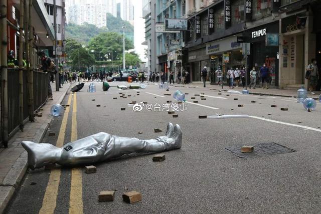 废青打砸潮流店铺，抢走人像模特，这群脑瘫又开始了？