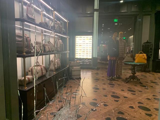 美国暴乱黑哥专抢潮流鞋店，乔丹都要急死了...