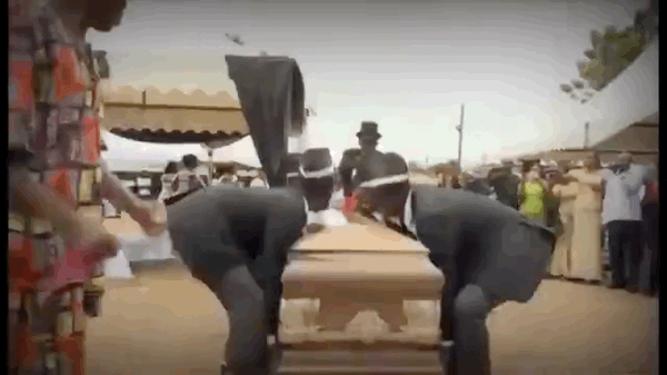 非洲黑哥发明的抬棺材蹦迪，死人都能给摇醒了...