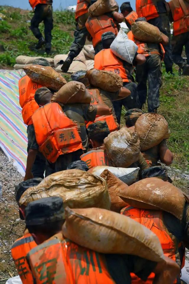 抗洪精神是一种民族精神,一种大爱传承,它坚挺不拔向青松一样屹立在