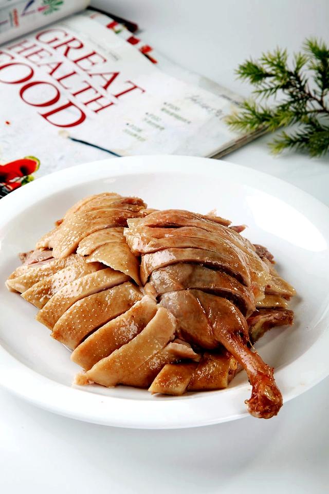 爊鸭,全称爊味酱鸭,不少人没有听说过爊,更加不会读这个字,这个字读作