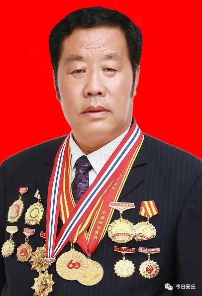 现任山东学海农林集团党委书记,董事长,安丘市谋家河村党支部书记.