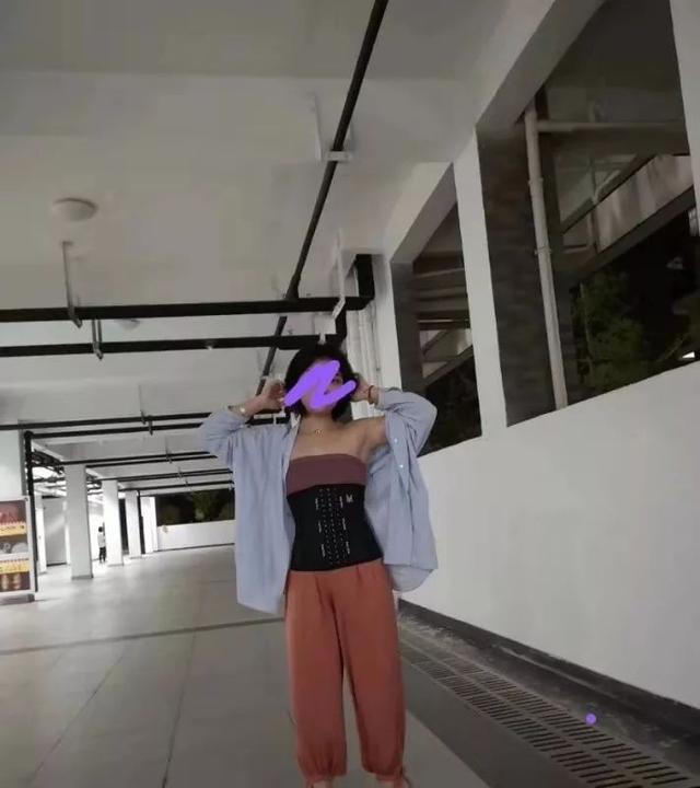 我找到几个身材性感的妹子，她们的腰简直细到不科学 ｜ 食色性也