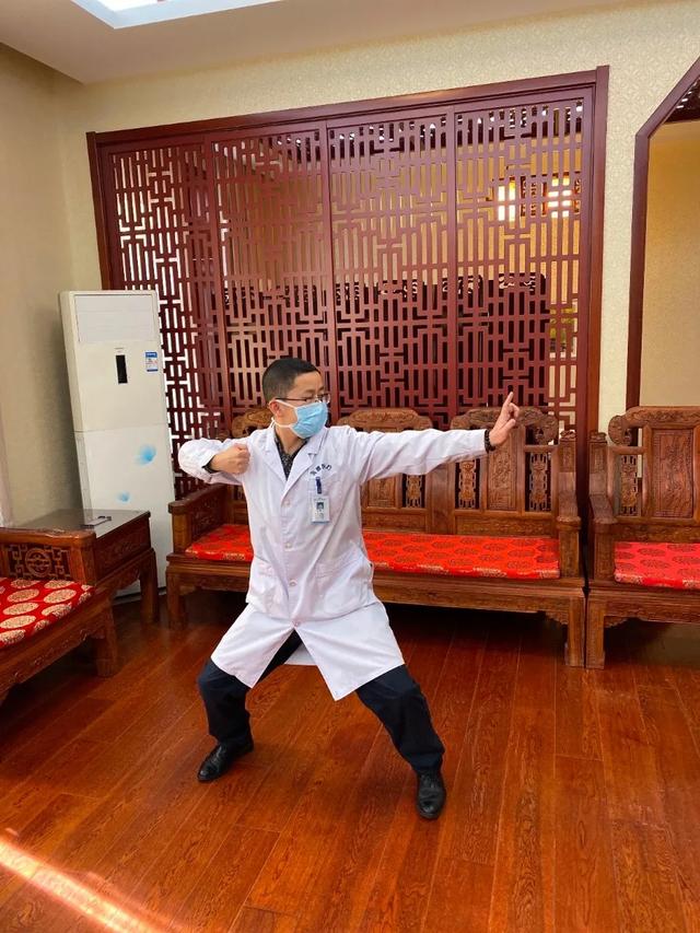 直播中崔晨华医生为大家方法简单演示了运动方便的传统运动项目