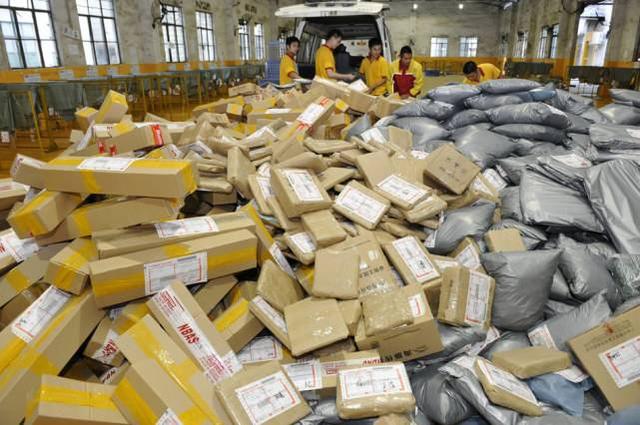 繁忙的日子,营业网点堆满了一摞摞的票,有的网点甚至快递多到溢出门口