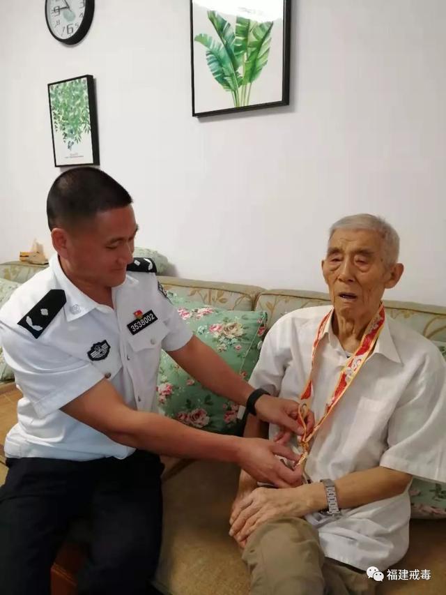 颁发"庆祝中华人民共和国成立70周年纪念章",张万隆就是其中的一个