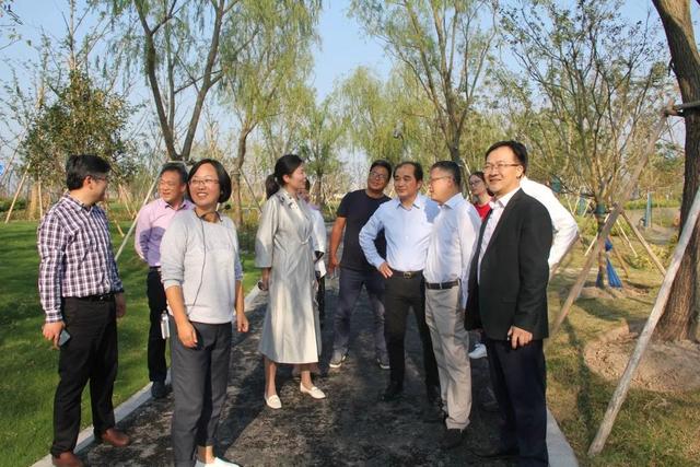 住建部城建司副司长韩煜等一行来奉视察生态园林建设情况