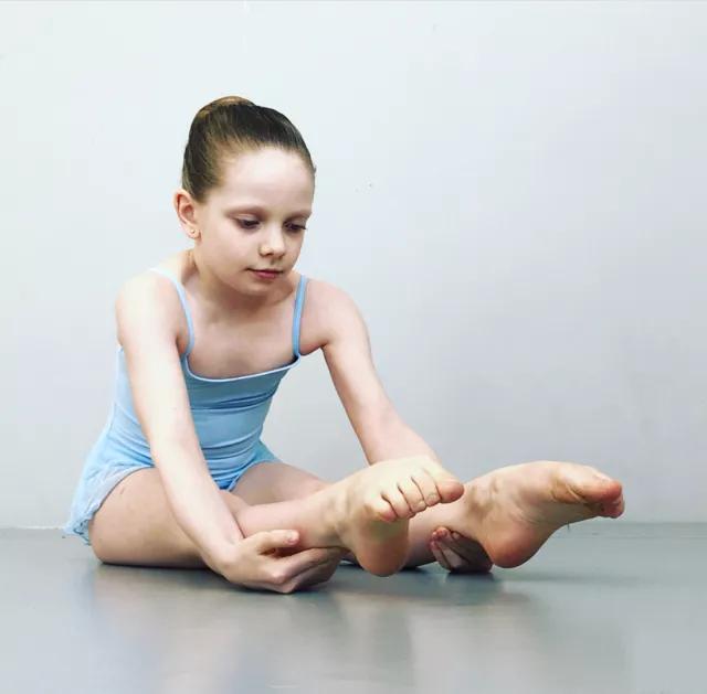 小女孩赤脚上台跳舞图片
