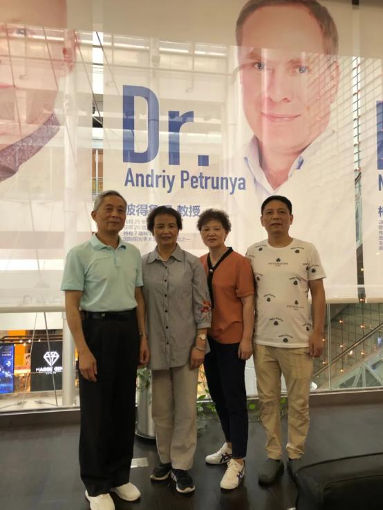 上海：一家4口在德国眼科做老花手术矫正