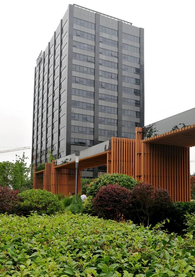 "特殊时期"的新城控股总部大楼,白领正常作息,但是严查门禁