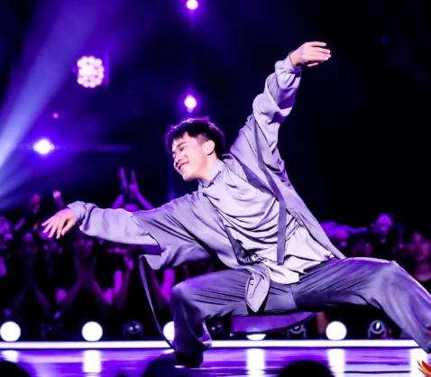 常宏基,中专毕业于军艺,现于中戏舞剧系,第五届北