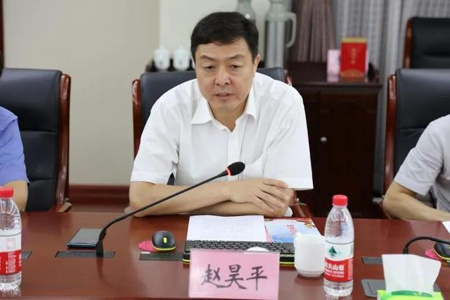 座谈会上,首先由镜湖区检察院党组书记,检察长张宁从政治担当,案件