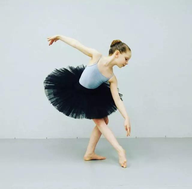 科普光脚丫跳芭蕾的小女孩芭蕾脚的真相