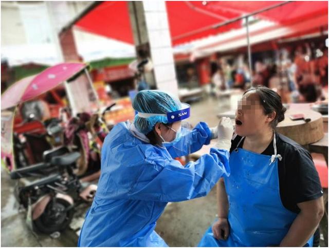 红星新闻 连续6天全阴！成都市场环境及从业人员新冠检测持续进行