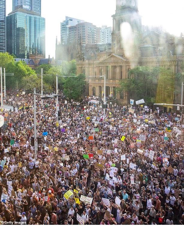 人山人海！3万人涌入悉尼CBD 高喊澳洲莫里森下台