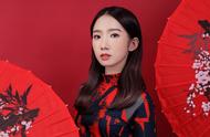 Meng Meiqi is gotten high one piece partly red black plunge into catch printing dress, hold tassel t