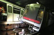Be horrible! Hong Kong subway two cars barge against! Railroad car interior is ulterly changed...