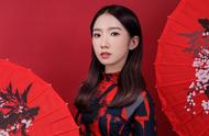 Meng Meiqi holds red silken folding fan, one Xi Gong is black plunge into catch printing dress to hi