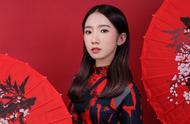 Meng Meiqi holds red silken folding fan, one Xi Go