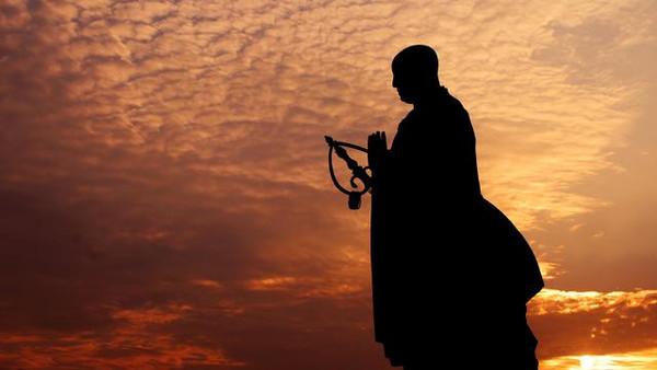 ⒈立地成佛.曲解:不用修炼,落地者皆是佛.虚怀若谷.