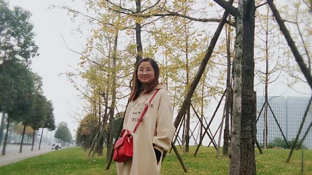 长款卫衣到膝盖的搭配什么裤子和鞋