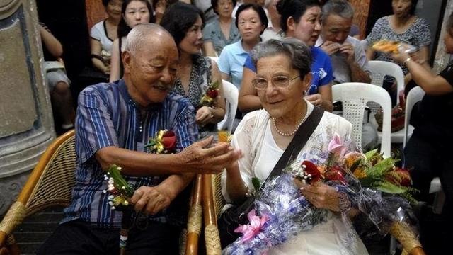 55年的跨国旷世奇恋:83岁法国女再披婚纱