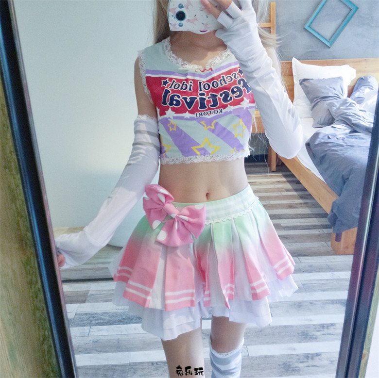 粉红短裙条纹袜，忍不住想咬一口