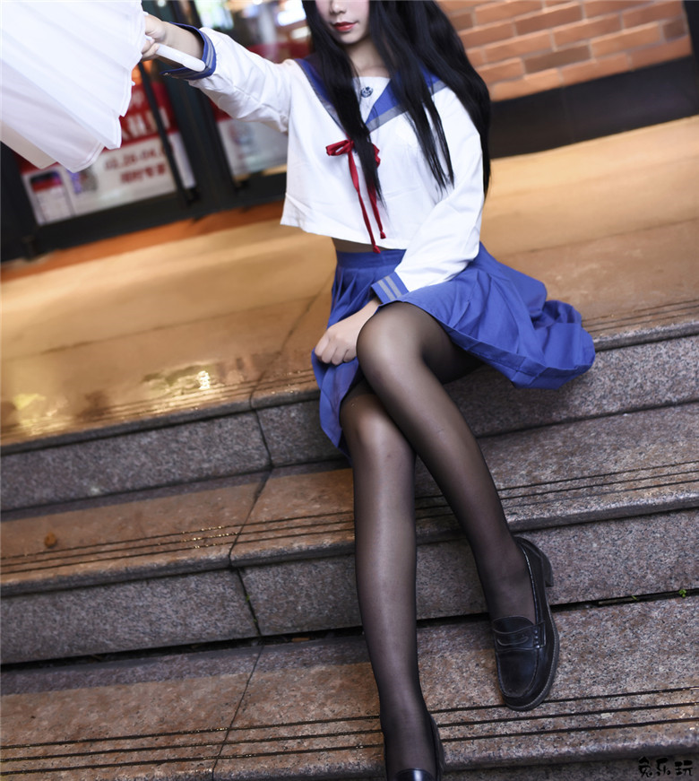 清新美少女打伞漫步夏日细雨中