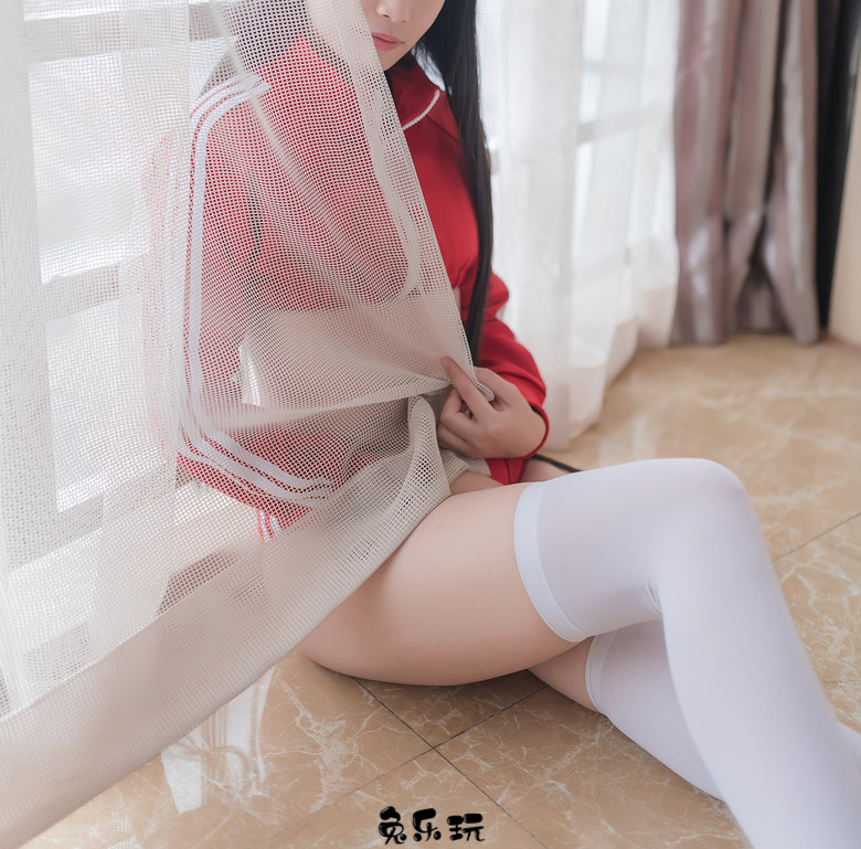 白色丝袜妹子的红色露脐体操服