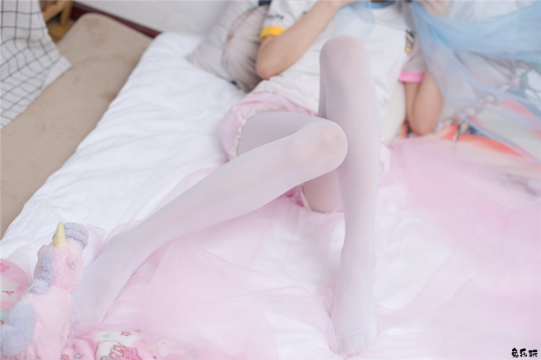 卧室里的白丝少女