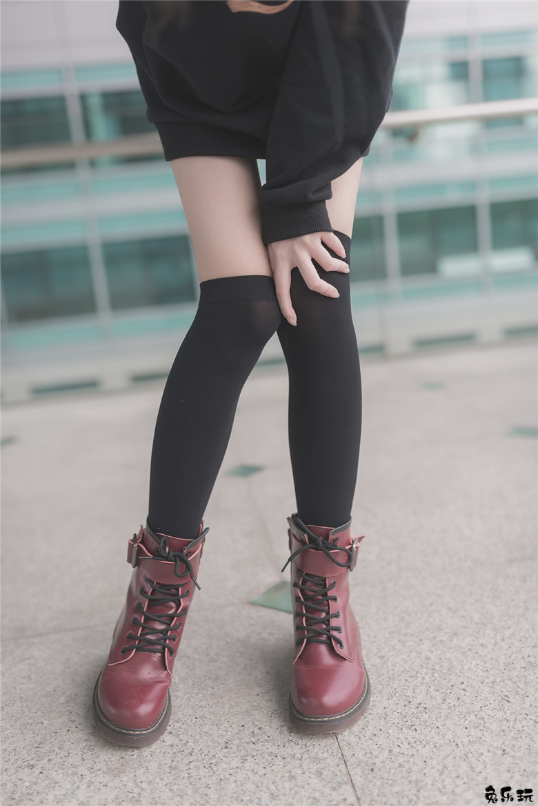 【福利姬】让人喜欢的黑丝及膝袜小细腿！太美了（48P）