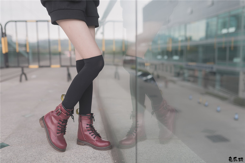 【福利姬】让人喜欢的黑丝及膝袜小细腿！太美了（48P）