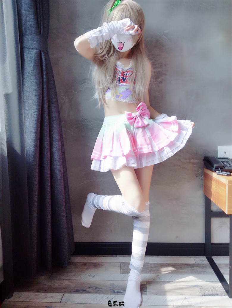 粉红短裙条纹袜，忍不住想咬一口