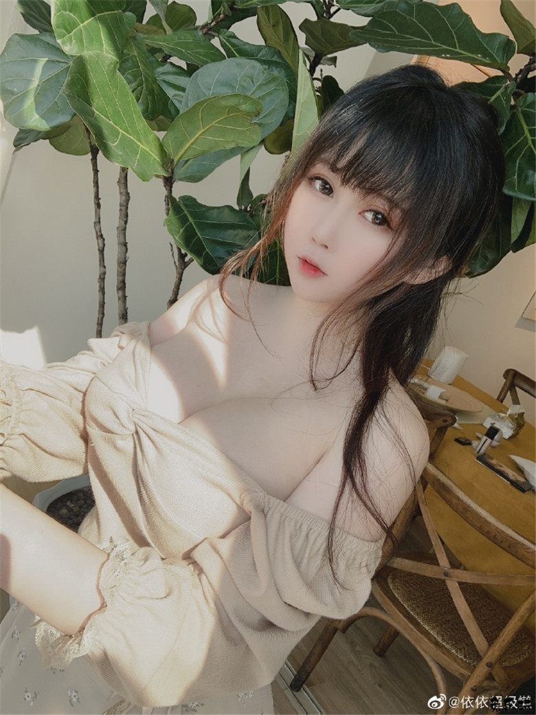 美乳系coser代表！大灯笼大长腿依酱惹火身材让你顶起来！