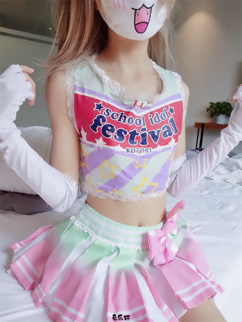 粉红短裙条纹袜，忍不住想咬一口