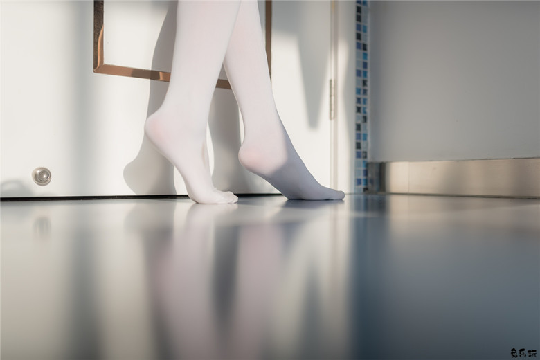 浴缸里的白丝格子裙