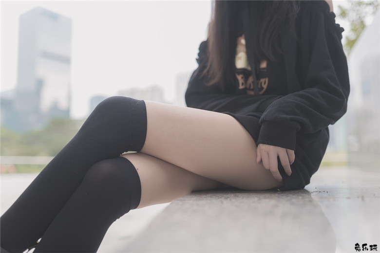 【福利姬】让人喜欢的黑丝及膝袜小细腿！太美了（48P）