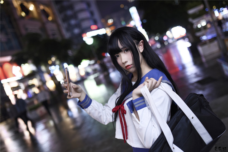 清新美少女打伞漫步夏日细雨中