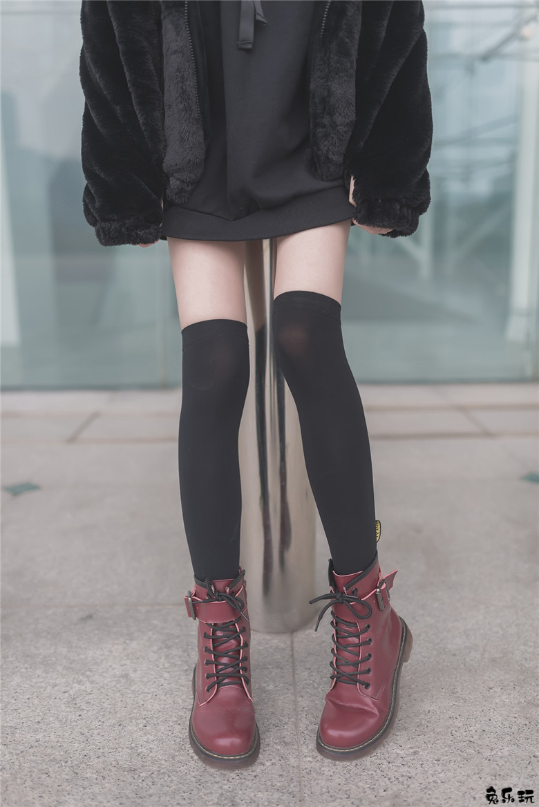 【福利姬】让人喜欢的黑丝及膝袜小细腿！太美了（48P）