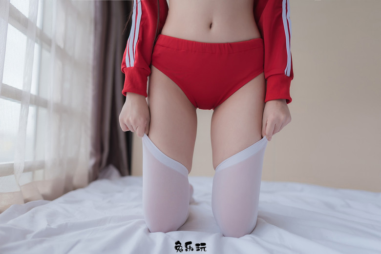 白色丝袜妹子的红色露脐体操服