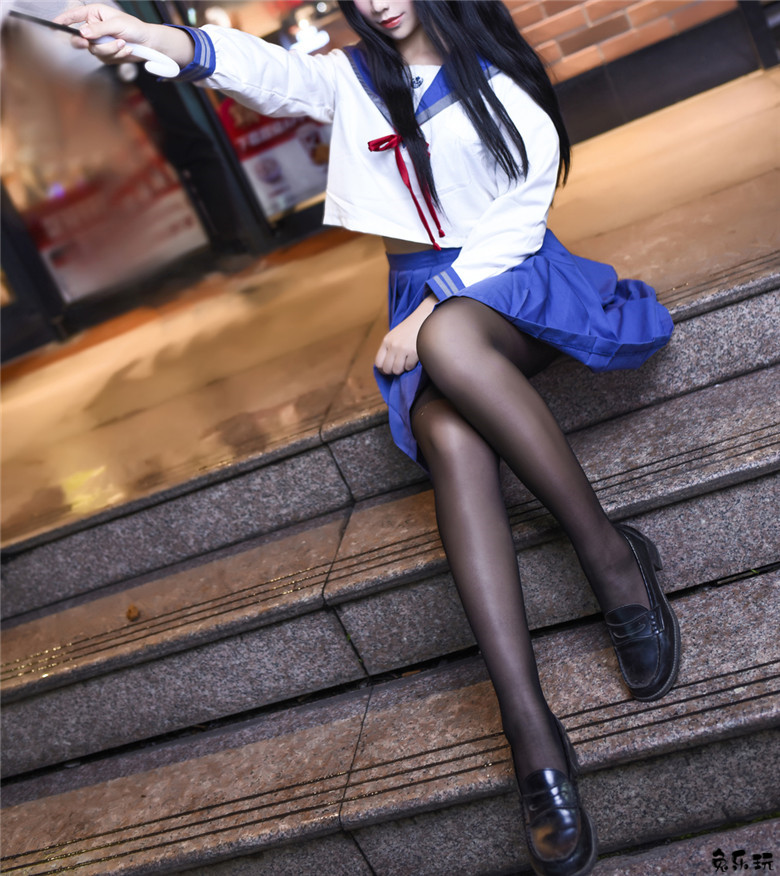 清新美少女打伞漫步夏日细雨中