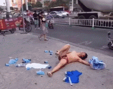 爆笑GIF动态图：好人太难了，让她男友追了整整三条街