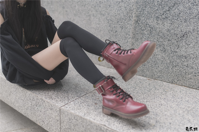 【福利姬】让人喜欢的黑丝及膝袜小细腿！太美了（48P）