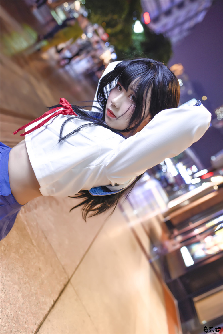 清新美少女打伞漫步夏日细雨中