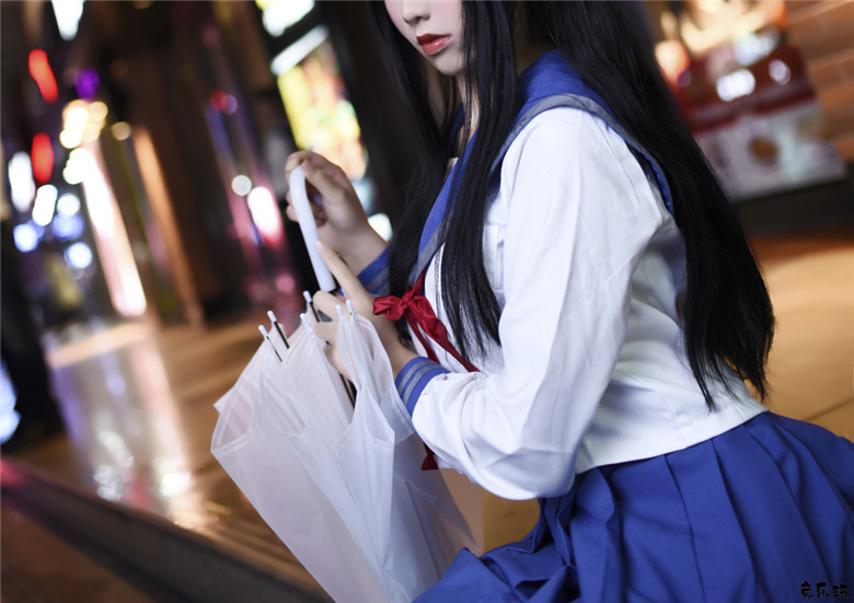 清新美少女打伞漫步夏日细雨中