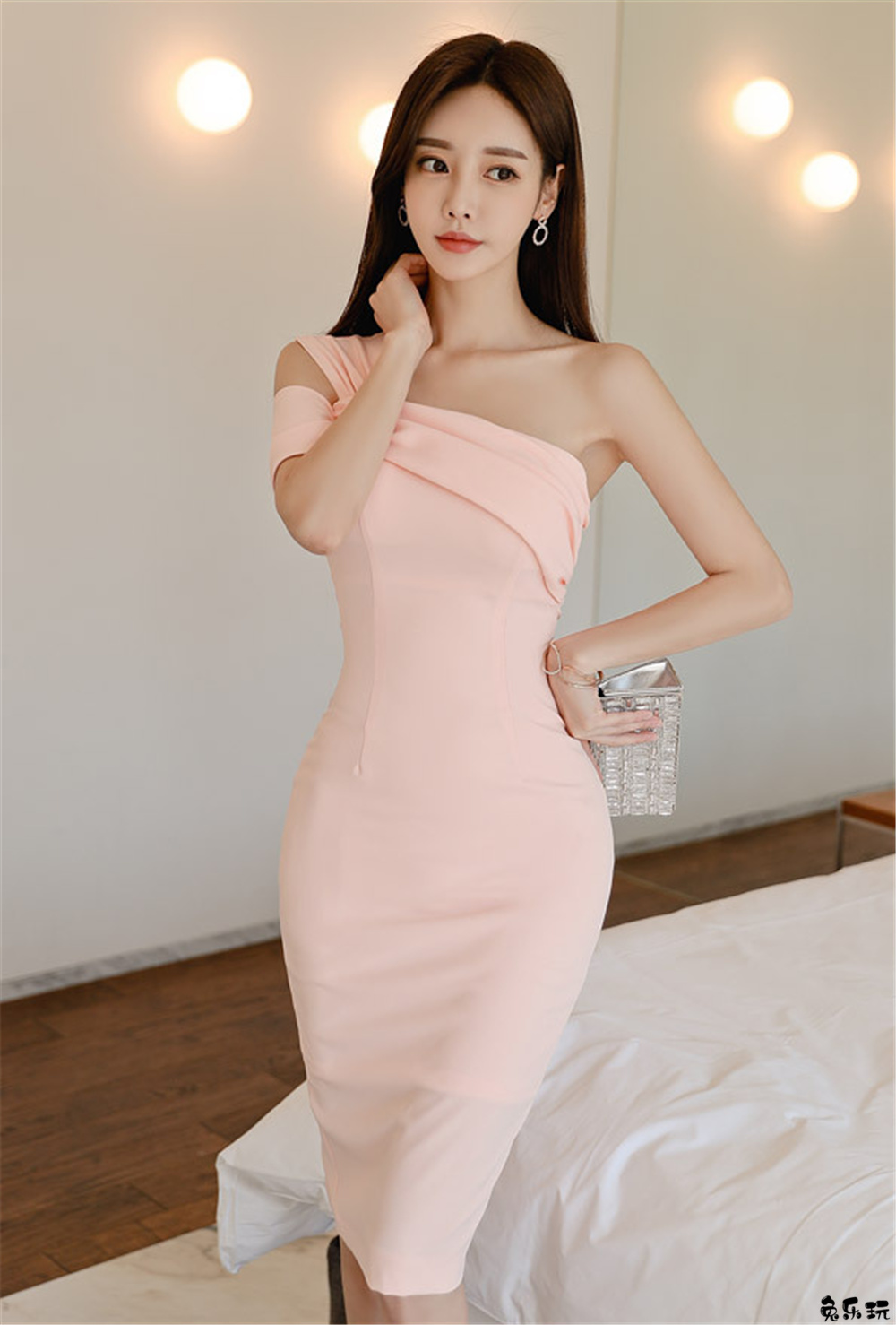 孙允珠·巴黎香颂粉红果酒蝴蝶斜肩裙